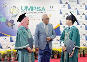 YUSERRIE Zainudin (tengah) bersama Fatini Nasuha Ahmad Puad (kiri) dan Choong Wai Kit yang merupakan penerima Anugerah Pelajaran Diraja (Pingat Jaya Cemerlang) pada Majlis Konvokesyen ke-19 Universiti Malaysia Pahang Al-Sultan Abdullah (UMPSA), Pahang.