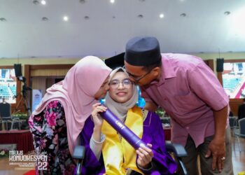 IBU dan ayah menjadi tulang belakang ain untuk terus kuat melawan penyakit.