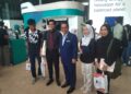 MUSTAPHA Sakmud (tengah) bersama pengunjung yang hadir ke Pameran Teknologi, Pendidikan dan Kerjaya (TEC) 2024 anjuran Universiti Teknologi Petronas (UTP) di Seri Iskandar hari ini. - UTUSAN/FADZIL ZAINOL