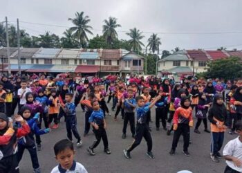 GURU  dan murid SK Kerambit bersama penduduk menjayakan senamrobik sempena program Hari Sukan Negara di pekarangan pekan Kerambit, Lipis baru-baru ini.