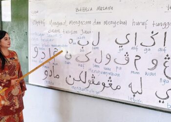 LORENICA Frenila Masundim semasa mengajar tulisan jawi di Sekolah Kebangsaan Bawang, Beluran, Sabah.