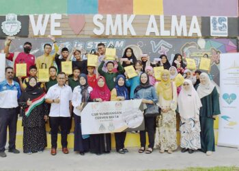 HANI Sophia Hilmi (empat dari kanan) mewakili JKSB menyerahkan cermin mata baharu menerusi program tanggungjawab sosial korporat (CSR) Jambatan Kedua Sdn Bhd (JKSB) di SMK Alma, Bukit Mertajam, Pulau Pinang, baru-baru ini.