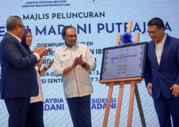 Datuk Seri Anwar Ibrahim menandatangani plak pada Majlis Peluncuran Residensi Madani Putrajaya di Putrajaya di sini, semalam. – UTUSAN/FAISOL MUSTAFA