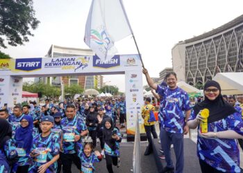 JOHAN Mahmood Merican (tengah) melepaskan peserta Larian Kewangan 2024 di Dataran Wawasan, Putrajaya. - UTUSAN/FAISOL MUSTAFA