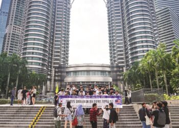 Menara Berkembar KLCC yang sering menjadi tumpuan pelancong luar negara apabila berkunjung di bandar raya Kuala Lumpur. 
– MINGGUAN/MUHAMAD IQBAL ROSLI