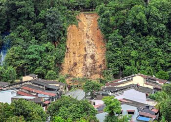 KEADAAN tanah runtuh di Taman Melawati, ekoran hujan lebat berterusan yang melanda di ibu negara, Kuala Lumpur, pada Selasa lalu. – MINGGUAN/FARIZ RUSADIO