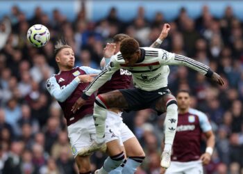 PERTAHANAN Aston Villa, Matty Cash (kiri) bersaing dengan penyerang Manchester United, Marcus Rashford dalam saingan Liga Perdana Inggeris di Villa Park, kelmarin. Keputusan berakhir seri tanpa jaringan. - AFP