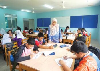 SUASANA kondusif sesi pengajaran dan pembelajaran murid dalam kelas kabin hasil inisiatif KPM bagi menyelesaikan masalah kelas murid padat di Sekolah Kebangsaan Cyberjaya. – UTUSAN/FAISOL MUSTAFA