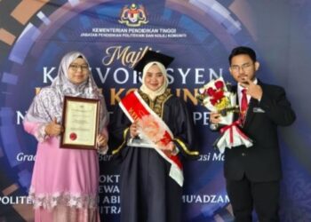 NUR Anis Nadhira Samsudin (tengah) bersama ibunya, Hasnah Harun dan Sareh Akmal Sareh Yusof (kanan) sempena Majlis Konvokesyen Zon Kedah dan Perlis 2024 berlangsung di Politeknik Sultan Abdul Halim Mu’adzam Shah, Jitra, Alor Setar, Kedah baru-baru ini.