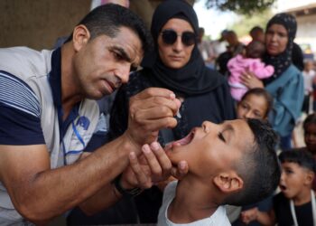 PEKERJA kesihatan memberi vaksin polio kepada kanak-kanak Palestin di Zawayda di tengah Gaza, dalam fasa pertama kempen pada 1 September lepas.- AFP