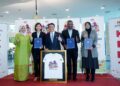 NGA Kor Ming bergambar bersama wakil negeri PBT selepas menyampaikan sijil penghargaan pada majlis penyerahan sijil The Malaysia Book Of Record (MBOR) sempena Hari Cuci Malaysia : Pembersihan Mega Seluruh Negara di Putrajaya. - UTUSAN/FAISOL MUSTAFA