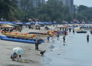 ISU rungutan pengunjung mengenai kebanjiran khemah dan kanopi biru di Pantai Telok Kemang, Port Dickson akan berakhir apabila peniaga khemah di situ diarahkan untuk menghentikan perniagaan mereka itu bermula 18 November ini.-UTUSAN/MOHD. SHAHJEHAN MAAMIN.