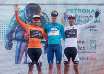 PELUMBA Team dsm-firmenich PostNL, Max Poole memenangi perlumbaan Le Tour de Langkawi (LTdL) 2024 peringkat ketiga dari Taiping ke Cameron Highlands, di sini, hari ini. - UTUSAN/SHIDDIEQIIN ZON