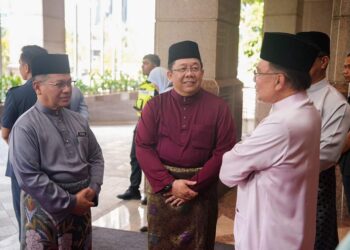 SIRAJUDDIN Suhaimee (tengah) bersama Perdana Menteri, Datuk Seri Anwar Ibrahim dan Mohd. Na'im Mokhtar.