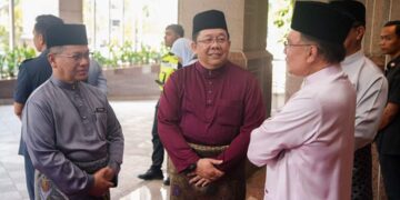 SIRAJUDDIN Suhaimee (tengah) bersama Perdana Menteri, Datuk Seri Anwar Ibrahim dan Mohd. Na'im Mokhtar.