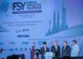 FADILLAH Yusof menyampaikan cek cura penaja dan Rakan Strategik YAPiEM kepada wakil MRT CORP pada Majlis Perasmian Forum Serantau YAPiEM 2024 di Putrajaya. - UTUSAN/FAIZ ALIF ZUBIR