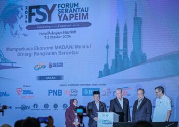 FADILLAH Yusof menyampaikan cek cura penaja dan Rakan Strategik YAPiEM kepada wakil MRT CORP pada Majlis Perasmian Forum Serantau YAPiEM 2024 di Putrajaya. - UTUSAN/FAIZ ALIF ZUBIR