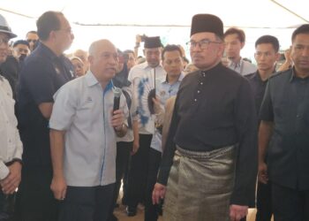 ANWAR Ibrahim (dua dari kanan) diberikan taklimat berkenaan LRA Chicha Fasa 2 daripada Zulkiflee Omar (dua dari kiri) ketika melawat tapak pembinaannya di Pasir Hor, Kota Bharu, Kelantan hari ini - UTUSAN/MUSTAQIM MOHAMED