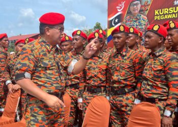 ZAINAL Madisin (kiri) memberikan kata-kata semangat kepada Pegawai Bomba Bantuan yang berjaya menamatkan  Latihan Kursus Asas dan Pentauliahan PBB Malaysia siri ke 3 di Pusat Latihan Negeri di Balai Bomba dan Penyelamat Bachok, Kelantan hari ini. UTUSAN/TOREK SULONG