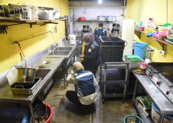 BEBERAPA anggota penguatkuasa memeriksa bahagian dapur sebuah premis makanan dalam satu operasi penguatkuasaan bersepadu di George Town, Pulau Pinang