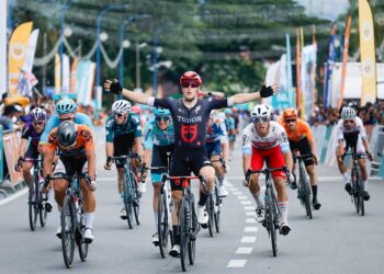 PELUMBA Tudor Pro Cycling, Arvid De Kleijn (tengah) memenangi perlumbaan Le Tour de Langkawi (LTdL) 2024 peringkat keempat dari Kuala Kubu Bharu ke Bentong, di sini, hari ini. - UTUSAN/SHIDDIEQIIN ZON