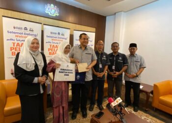 DR. SHARIFUDIN Md Shaarani (tengah) bersama Nurul Atiqah Ithnani (dua dari kiri) yang merupakan pelajar berlatar belakang orang asli pertama mendaftar menyambung pengajian di USIM.-UTUSAN/NOR SHAFAWATI YUP.