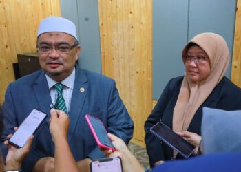 MOHAMED Fadzli Hassan (kiri) semasa ditemui pemberita selepas Mesyuarat Exco Kerajaan Kelantan di Kompleks Kota Darulnaim, Kota Bharu, Kelantan hari ini. UTUSAN/MUSTAQIM MOHAMED.