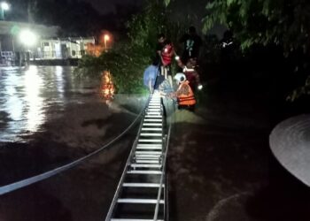 LIMA sekeluarga terperangkap apabila sungai mereka kunjungi untuk memancing dilanda kepala air ketika hujan lebat di Sungai Langat, Batu 11, Cheras, semalam.