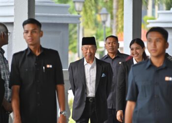 Bekas Perdana Menteri, Tan Sri Muhyiddin Yasin ketika tiba bagi sebutan kes beliau di Mahkamah Sesyen Kuala Lumpur di sini hari ini. UTUSAN/SYAKIR RADIN