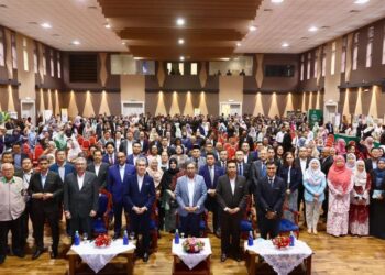 JOHARI Abdul Ghani (tiga dari kanan, depan) ketika hadir dalam Program Bual Bicara Bersama Menteri (IMC) anjuran Institut Tadbiran Awam Negara (INTAN)  pada 2 September lalu.