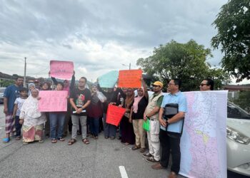 -ABIDIN (dua dari kanan) bersama sebahagian daripada penduduk yang membuat bantahan aman berhubung isu bekalan air di Sungai Bakap, Nibong Tebal, Pulau Pinang