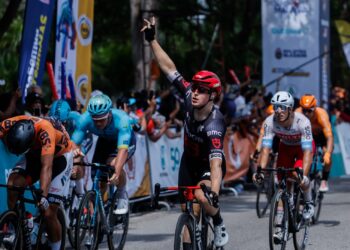 PELUMBA Tudor Pro Cycling, Arvid De Kleijn memenangi perlumbaan Le Tour de Langkawi (LTdL) 2024 peringkat kelima (Kuala Lumpur-Melaka), di MITC Ayer Keroh, di sini, hari ini. -UTUSAN/SHIDDIEQIIN ZON