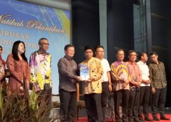 CHOW Kon Yeow (tiga dari kiri) pada majlis penyerahan watikah pelantikan MPKK daerah Timur Laut dan Barat Daya di George Town, Pulau Pinang.