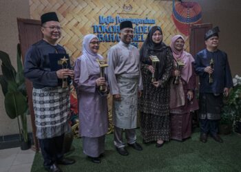 ZAMBRY Abd Kadir (tengah) bergambar bersama penerima anugerah selepas Majlis Anugerah Tokoh Akademik Bahasa Melayu 2024 di KPT, Putrajaya. - UTUSAN/FAIZ ALIF ZUBIR