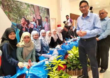 ABDUL RAHMAN Mohamed (dua dari kanan) bersama pelajar-pelajar baharu yang mendaftar termasuk lima pasangan kembar di USM, Pulau Pinang, hari ini.