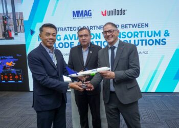 ANTHONY  Loke menyaksikan penyerahan momento pada majlis perasmian kerjasama strategik antara MAC dan Unilode di Alibaba Cainiao KLIA, Sepang. - UTUSAN/FAISOL MUSTAFA