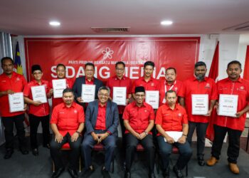 Ahmad Faizal Azumu (dua dari kanan) bersama Setiausaha Kerja Bersatu,  Datuk Suhaimi Yahaya (kanan), Saiful Adli Arshad (dua dari kiri) dan Setiausaha Jawatankuasa Pemilihan Parti Bersatu, Amirul Fahmi Mohd. Mazlan Kushairi dalam sidang akhbar di Ibu Pejabat Bersatu di Petaling Jaya, semalam. – UTUSAN/MUHAMAD IQBAL ROSLITUSAN/MUHAMD IQBAL ROSLI