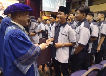 DR. Mohd. Na'im bersalaman dengan pelajar baharu pada Majlis Lonjakan Kuantum dan Lafaz Ikrar Pelajar Baharu Sarjana Muda Sesi Akademik 2024/2025 USIM, Nilai, Seremban malam tadi.-UTUSAN/NUR SHARIEZA ISMAIL.