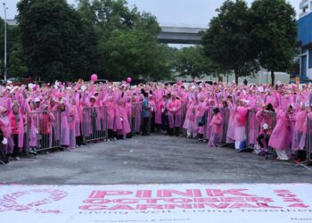 SERAMAI 2,050 peserta berjaya memecahkan rekod MBOR bagi formasi reben merah jambu terbesar di negara ini sempena Karnival Pink Oktober IKN 2024, di IKN Putrajaya. - UTUSAN/MOHD HUSNI MOHD NOOR