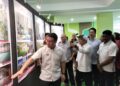 NGA Kor Ming (kiri) ketika meninjau ilustrasi Projek Ideal Residency di Gelugor, Pulau Pinang hari ini