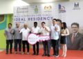 NGA Kor Ming (tiga dari kanan) ketika menghadiri majlis penyerahan kunci Residensi Bukit Gelugor (Ideal Residency) di Gelugor, Pulau Pinang ini.