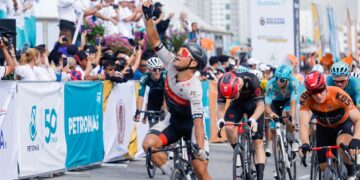 PELUMBA JCL Team Ukyo, Matteo Malucelli memenangi perlumbaan Le Tour de Langkawi 2024 peringkat ketujuh (Miri-Bintulu), di sini hari ini. - UTUSAN/SHIDDIEQIIN ZON