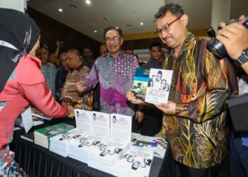 ANWAR Ibrahim melawat pameran pada Seminar 100 Tahun Za'ba Pemikir Kemiskinan di Dewan Tunku Canselor, Universiti Pendidikan Sultan Idris (UPSI) di Tanjung Malim, Perak, hari ini. - UTUSAN/MUHAMAD NAZREEN SYAH MUSTHAFA