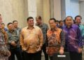 ALEXANDER Nanta Linggi (tiga, kanan) bersama Menteri Kerja Raya Sabah, Datuk Shahelmey Yahya (tiga, kiri) beramah mesra dengan kontraktor yang hadir pada majlis penyerahan SST di Kota Kinabalu semalam.