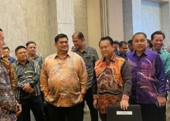 ALEXANDER Nanta Linggi (tiga, kanan) bersama Menteri Kerja Raya Sabah, Datuk Shahelmey Yahya (tiga, kiri) beramah mesra dengan kontraktor yang hadir pada majlis penyerahan SST di Kota Kinabalu semalam.