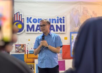 FAHMI Fadzil ketika menghadiri Program Sembang Santai bersama Komuniti MADANI Pulau Pinang di Gelugor, George Town, Pulau Pinang, malam tadi.-UTUSAN/SITI NUR MAS ERAH AMRAN