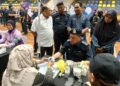 RUSDI MOHD ISA melakukan saringan kesihatan ketika majlis perasmian Taman Angkat Amanita, di Kompleks Kejiranan Presint 11, Putrajaya. - UTUSAN/MOHD HUSNI MOHD NOOR