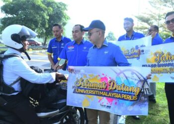 ZALIMAN Sauli menyambut ketibaan pelajar baharu di Kampus Alam Unimap, Pauh Putra, Perlis, hari ini. - UTUSAN/IZLIZAN OTHMAN