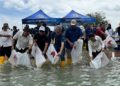 ANESEE (tengah) melepaskan benih anak ikan di Pulau Aman yang terletak dalam kawasan Batu Kawan, Pulau Pinang hari ini.-UTUSAN/SITI NUR MAS ERAH AMRAN