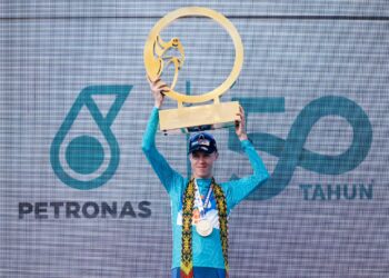 MAX Poole bergelar juara keseluruhan perlumbaan Le Tour de Langkawi 2024, di Lasar Kenyalang, Bintulu, hari ini. - UTUSAN/SHIDDIEQIIN ZON